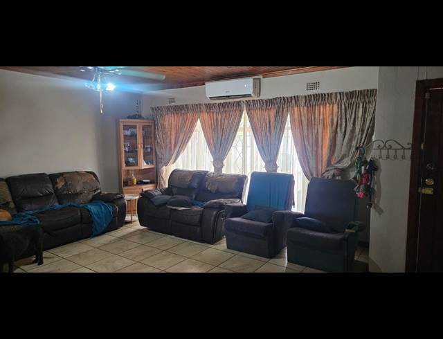 3 BEDROOM FREESTANDING FOR SALE IN OOS EINDE